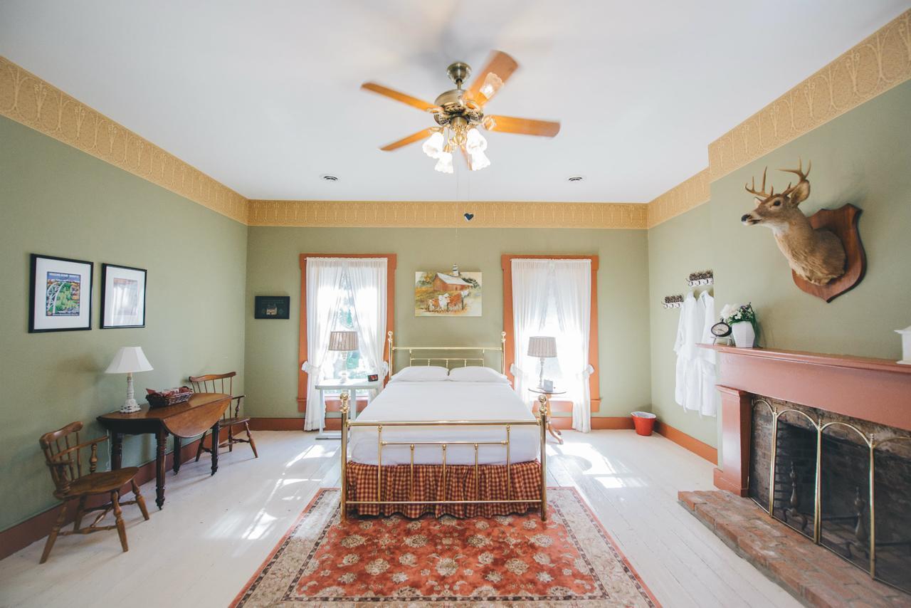 Old Caledonian Bed & Breakfast Exterior photo