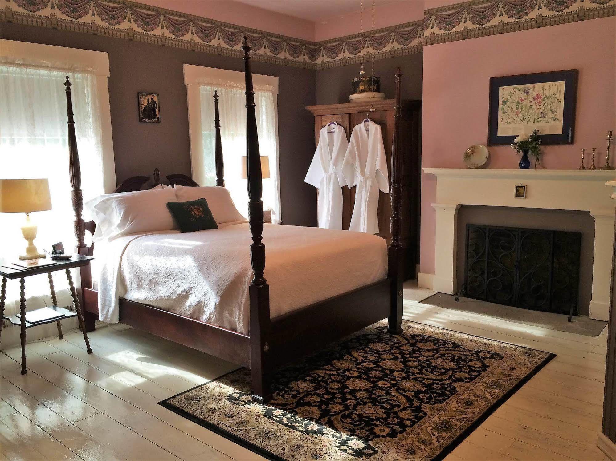 Old Caledonian Bed & Breakfast Exterior photo