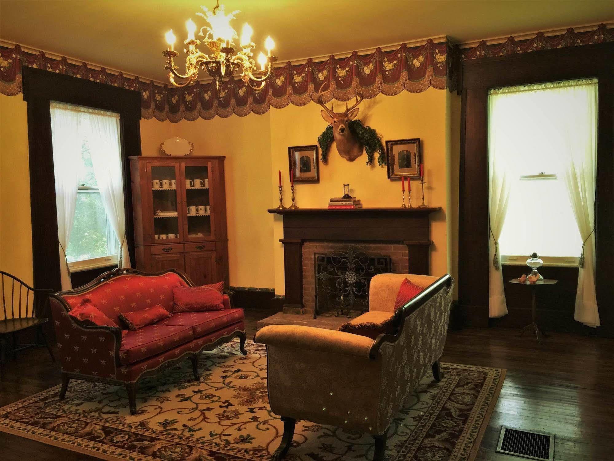 Old Caledonian Bed & Breakfast Exterior photo